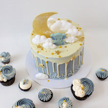 Indlæs billede til gallerivisning Bestil en drypkage / drip cake med elefant og navn. Afhentes i Århus hos Snirkleriet