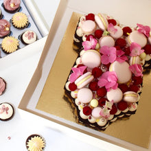 Indlæs billede til gallerivisning Bestil body-kage til babyshower - lyserød/gul