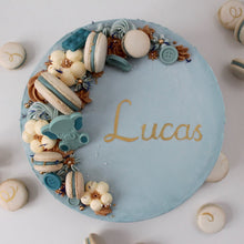 Indlæs billede til gallerivisning Bestil en personliggjort, klassisk kage med macarons fra Snirkleriet