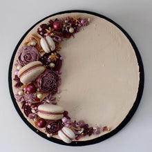 Indlæs billede til gallerivisning Bestil en personliggjort, klassisk kage med macarons fra Snirkleriet