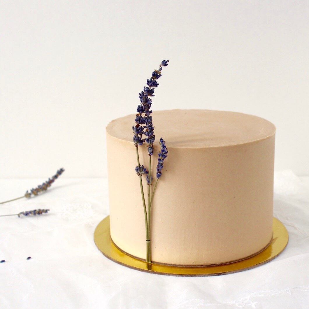 Minimalistisk kage med tørrede blomster. Sofistikeret og elegant kage. Tilføj personlig tekst. Afhentes hos Snirkleriet i Århus