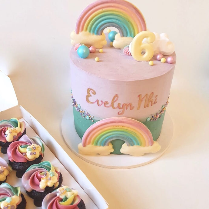 Bestil en personliggjort kage fra Snirkleriets farverig og magisk regnbue- og enhjørningkollektion.