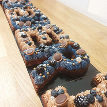 Indlæs billede til gallerivisning Snirkleriet tilbyde tal- og bogstavkager i flere størrelser. Small lettercakes består af browniebunde med topping og bærfyld.
