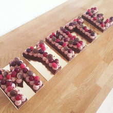 Indlæs billede til gallerivisning Bestil en bogstavkager fra Snirkleriet. Pyntes med bær og chokolade.
