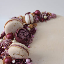 Indlæs billede til gallerivisning Bestil en klassisk kage i valgfri farver med macarons fra Snirkleriet
